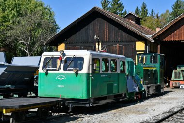 Stainz, Avusturya - 23 Eylül 2021: Flascherlzug adlı turist treninin Draisine ve lokomotifi - şişe treni - dar kalibreli bir demiryolu ve batı Styria 'da çok popüler bir turizm merkezi