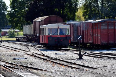Stainz, Avusturya - 23 Eylül 2021: Flascherlzug adında bir turist treni ile yan yana gelmek - şişe treni - dar kalibreli bir tren ve batı Styria 'da çok popüler bir turistik eğlence merkezi.