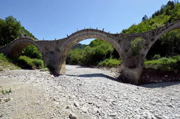 ギリシャ エピロス 乾燥したヴォイドマティス川を渡ってプラキダスの中世の石造りの橋 — ストック写真