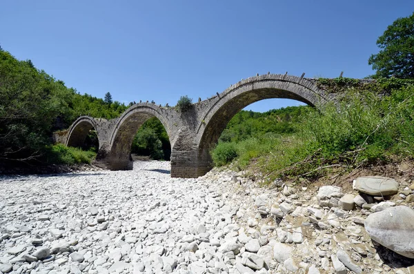 Grecja Epirus Średniowieczny Kamienny Most Plakidas Nad Suchą Rzeką Voidomatis — Zdjęcie stockowe