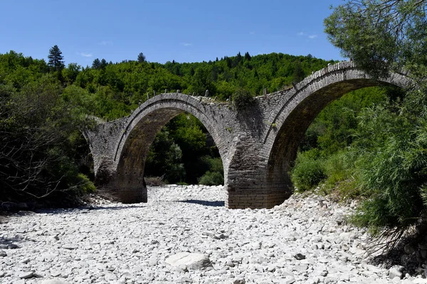 Yunanistan, Epirus ve Plakidas 'ın kurak Voidomatis nehri üzerindeki ortaçağ taş köprüsü