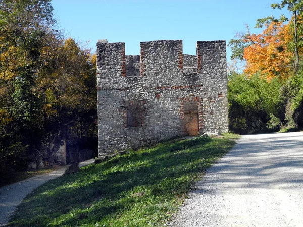 下奥地利森林路和秋天落叶森林中央一座中世纪教堂的废墟 — 图库照片