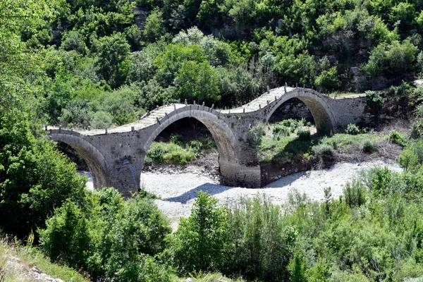 Grecia Antiguo Puente Piedra Puente Plakidas Sobre Seco Río Voidomatis — Foto de Stock