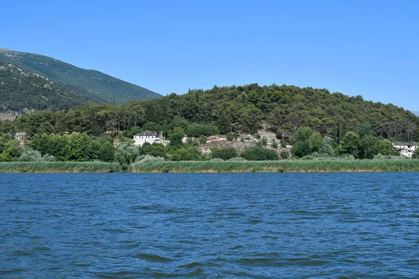 ギリシャ Ioannina 古い修道院とパムヴォティダ湖の小さな島への眺め — ストック写真