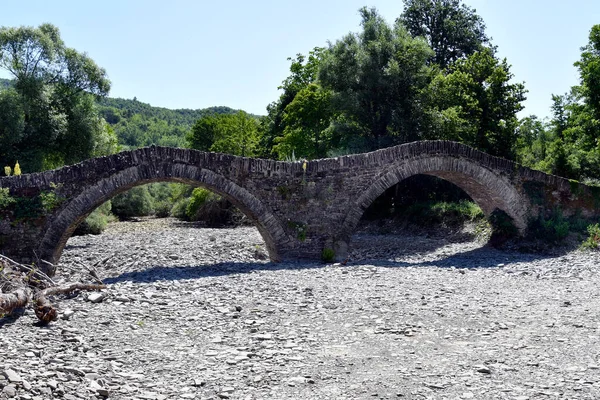 ギリシャ エピロス 乾燥した川のベッドの上の中世ミロス石の橋 — ストック写真