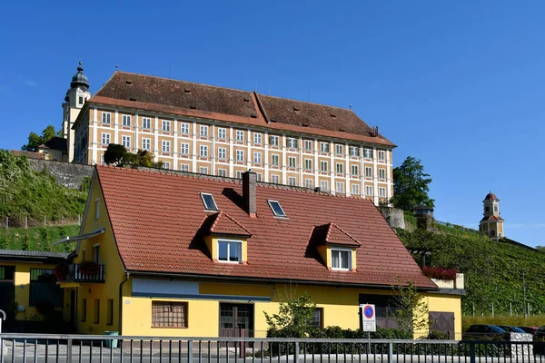 Stainz, Avusturya - 23 Eylül 2021: Barok kilisesi olan eski bir Augustinian manastırı olan Stainz Şatosu, şimdi bir av müzesi ve bir tarım müzesini içeriyor.