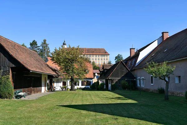 Stainz Austria Septiembre 2021 Granja Con Castillo Stainz Detrás Antiguo — Foto de Stock