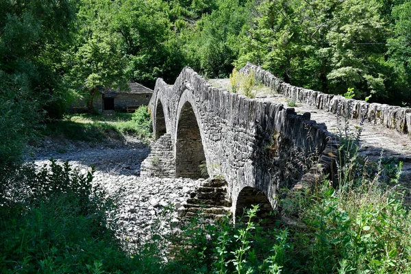 Ελλάδα Ήπειρος Μεσαιωνικό Πέτρινο Γεφύρι Μήλου Και Νερόμυλος Φωτογραφία Αρχείου