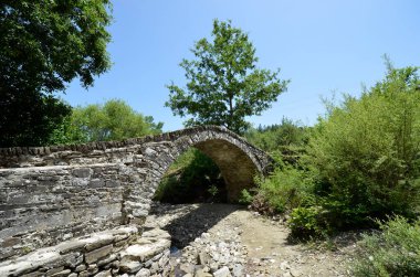 Yunanistan, Epirus, Zagori 'deki Aziz Minas' ın tarihi taş köprüsü nam-ı diğer Zagorochoria bölgesi
