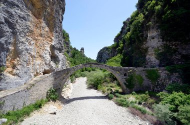 Yunanistan, Epirus, tarihi Noutsos köprüsü namı diğer Kokoris köprüsü Zagori 'deki Voidomatis Nehri üzerindeki diğer Zagorochoria bölgesi
