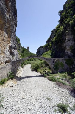 Yunanistan, Epirus, tarihi Noutsos köprüsü namı diğer Kokoris köprüsü Zagori 'deki Voidomatis Nehri üzerindeki diğer Zagorochoria bölgesi