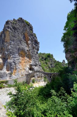 Yunanistan, Epirus, tarihi Noutsos köprüsü namı diğer Kokoris köprüsü Zagori 'deki Voidomatis Nehri üzerindeki diğer Zagorochoria bölgesi