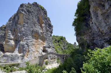 Yunanistan, Epirus, tarihi Noutsos köprüsü namı diğer Kokoris köprüsü Zagori 'deki Voidomatis Nehri üzerindeki diğer Zagorochoria bölgesi