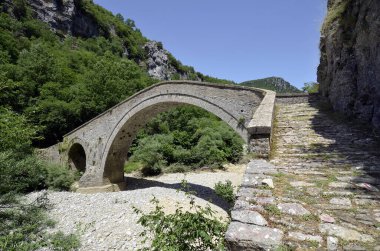 Yunanistan, Epirus, Zagori bölgesindeki tarihi Misiou taş köprüsü, Epirus patikasının bir parçası olan Voidomatis nehrine doğru Vitsa adlı bir patika üzerinde ulaşılabilir