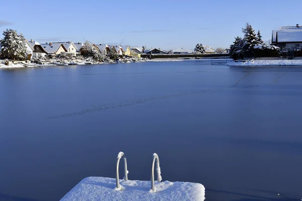 Austria Case Una Tenuta Residenziale Piccolo Lago Ghiacciato Coperto Neve — Foto Stock