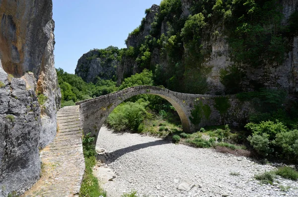 ギリシャ エピロス 歴史的ノトス橋ザゴリ別名ザゴロコリア地区のヴォイドマティス川にかかる別名ココリス橋 — ストック写真