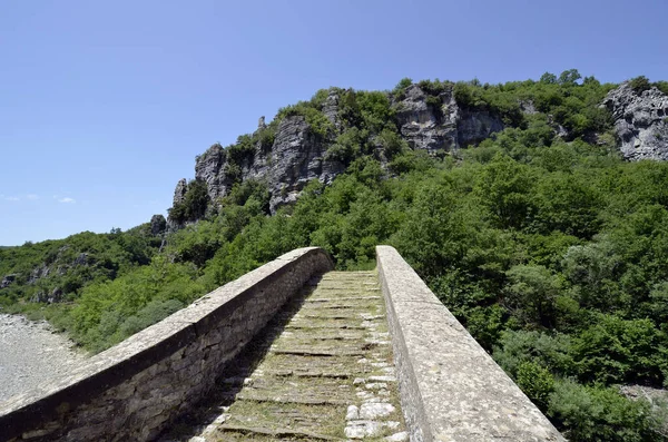 エピロスのトレイルの一部であるヴォイドマティス川までのVitsa階段という歩道を通って到達する ザゴリ地区のギリシャ エピロス 歴史的なミシオ石の橋 — ストック写真