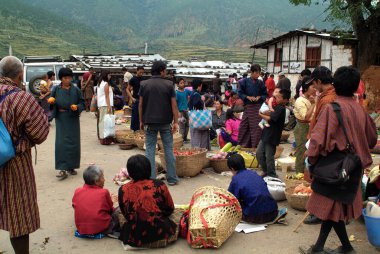 Wangdue Phodrang, Butan - 24 Eylül 2007: Haftalık çiftçi pazarında bilinmeyen kişiler