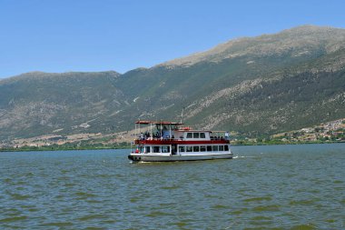 Ioannina, Yunanistan - 27 Haziran 2021: İoannina kenti ile Pamvotida Gölü 'ndeki ada arasındaki feribotta kimliği belirsiz kişiler