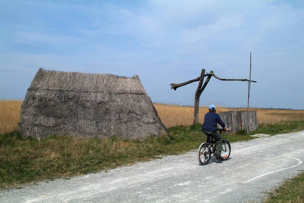 Austria Ciclista Sconosciuto Nel Parco Nazionale Neusiedlersee Seewinkel Con Yurta — Foto Stock