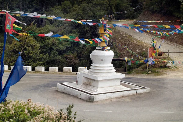 Bhutan Chorten Prayer Flags Pele Pass — Stock Photo, Image