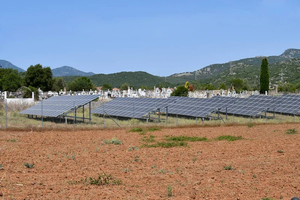 Grecia Paneles Fotovoltaicos Para Generación Electricidad Cementerio Detrás — Foto de Stock