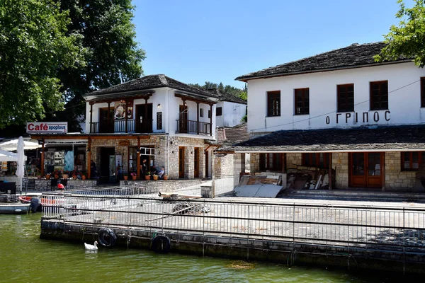 Ioannina Grecja Czerwca 2021 Niezidentyfikowane Osoby Restauracja Małej Wyspie Jeziorze — Zdjęcie stockowe