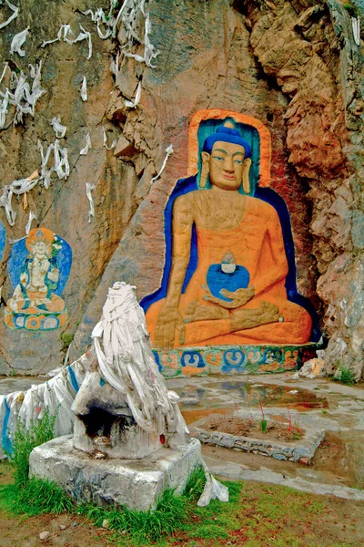 China Tíbet Pintura Mural Religiosa Sobre Una Roca Carretera Principal —  Fotos de Stock