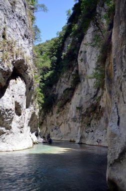 Yunan mitolojisinde Acheron Nehri 'nin berrak ama soğuk suları olan Glyki, Yunan yeraltı dünyasının nehirlerinden biriydi..