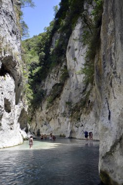 Glyki, Yunanistan - 29 Haziran 2021: Acheron Nehri 'nin berrak ama soğuk sularında bilinmeyen turistler, Yunan mitolojisinde Acheron, Yunan yeraltı dünyasının nehirlerinden biriydi..