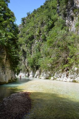 Glyki, Yunanistan - 29 Haziran 2021: Acheron Nehri 'nin berrak ama soğuk sularında bilinmeyen turistler, Yunan mitolojisinde Acheron, Yunan yeraltı dünyasının nehirlerinden biriydi..
