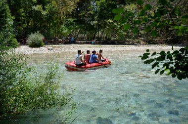 Yunanistan 'ın Glyki kenti - 29 Haziran 2021: Bilinmeyen turistler, Acheron nehrinin berrak ama soğuk sularında yüzüyorlar. Yunan mitolojisinde Acheron, Yunan yeraltı dünyasının nehirlerinden biriydi..