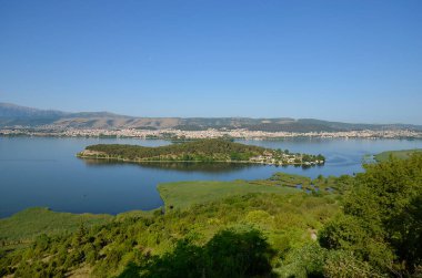 Yunanistan, Ioannina şehri Epirus 'un başkenti Pamvotida Gölü' ndeki küçük adasıyla nam-ı diğer Ioannina Gölü.