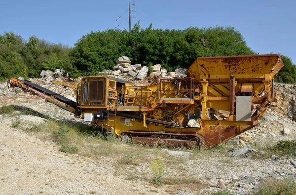 Tzoumerka ギリシャ 2021年6月30日 キャタピラートラックとコンベアベルト上の採掘と道路建設のためのモバイルマシン — ストック写真