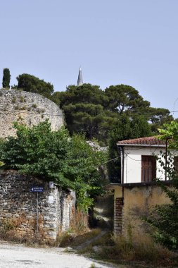 Yunanistan, Epirus 'un başkenti Ioannina' daki belediye müzesine giden terk edilmiş yol ve yön işareti