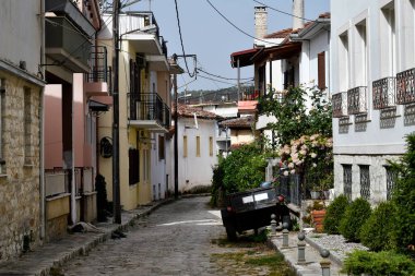 Yunanistan, eski Ioannina kasabasında kaldırım taşları olan dar bir sokak