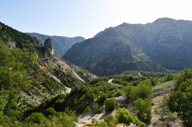 Yunanistan, Epirus, manzara ve Tzoumerka Milli Parkı 'ndaki dağ yolu