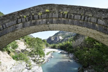 Yunanistan, Epirus, Tzoumerka Ulusal Parkı 'ndaki Arachthos Nehri üzerindeki eski taş köprü; Peristeri; Arachtos Vadisi ve Achaloos Vadisi,
