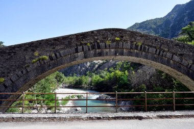 Yunanistan, Epirus, Tzoumerka Ulusal Parkı 'ndaki Arachthos Nehri üzerindeki eski taş köprü Peristeri- Arachthos Vadisi ve Acheloos Vadisi