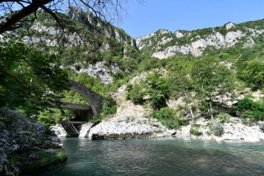 Yunanistan, Epirus, Tzoumerka- Peristeri- Arachthos Vadisi ve Acheloos Vadisi 'ndeki Arachthos Nehri üzerindeki eski ve yeni köprüyle manzara