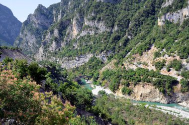 Yunanistan, Tzoumerka- Peristeri- Arachthos Vadisi ve Acheloos Vadisi 'ndeki Arachthos Nehri üzerindeki eski ve yeni köprüyle manzara
