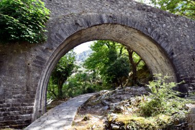 Yunanistan, Epirus, Tzoumerka- Peristeri- Arachthos Vadisi ve Acheloos Vadisi 'ndeki Arachtos Nehri üzerindeki eski taş köprüyle manzara
