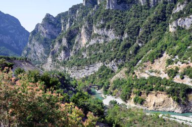 Yunanistan, Tzoumerka Ulusal Parkı 'ndaki Arachtos Nehri üzerindeki eski ve yeni köprüyle manzara Peristeri- Arachthos Vadisi ve Acheloos Vadisi