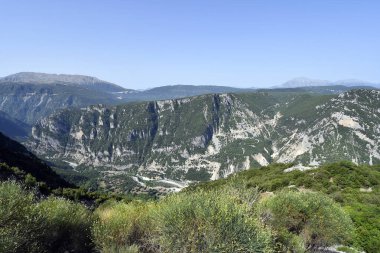 Yunanistan, Tzoumerka Ulusal Parkı, Peristeri- Arachthos Vadisi ve Acheloos Vadisi 'nde son derece dolambaçlı bir yol.