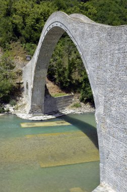 Yunanistan, Arachthos Nehri üzerindeki Plaka Köprüsü sel yüzünden yıkılan Balkanlardaki en büyük tek kemerli taş köprü, Tzoumerka- Peristeri- Arachthos Vadisi ve Acheloos Vadisi Ulusal Parkı