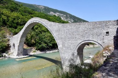 Yunanistan, Arachthos Nehri üzerindeki Plaka Köprüsü sel yüzünden yıkılan Balkanlardaki en büyük tek kemerli taş köprü, Tzoumerka- Peristeri- Arachthos Vadisi ve Acheloos Vadisi Ulusal Parkı