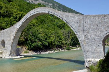Yunanistan, Arachthos Nehri üzerindeki Plaka Köprüsü sel yüzünden yıkılan Balkanlardaki en büyük tek kemerli taş köprü, Tzoumerka- Peristeri- Arachthos Vadisi ve Acheloos Vadisi Ulusal Parkı