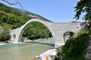 Yunanistan, Arachthos Nehri üzerindeki Plaka Köprüsü sel yüzünden yıkılan Balkanlardaki en büyük tek kemerli taş köprü, Tzoumerka- Peristeri- Arachthos Vadisi ve Acheloos Vadisi Ulusal Parkı