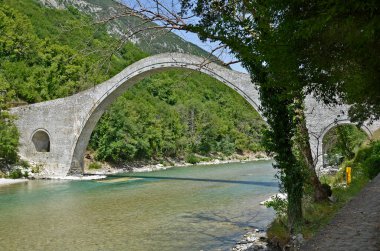 Yunanistan, Arachthos Nehri üzerindeki Plaka Köprüsü sel yüzünden yıkılan Balkanlardaki en büyük tek kemerli taş köprü, Tzoumerka- Peristeri- Arachthos Vadisi ve Acheloos Vadisi Ulusal Parkı