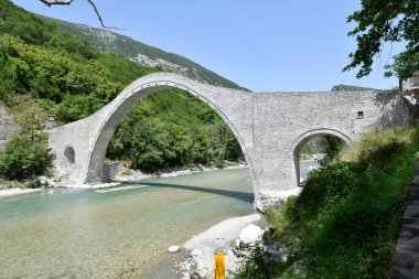 Yunanistan, Epirus, Arachtos Nehri üzerindeki Plaka kemer taşı köprüsünü yeniden inşa etti, Tzoumerka- Peristeri- Arachthos Vadisi ve Acheloos Vadisi 'ndeki Balkanlar' ın en büyük kemer taşı köprüsünü.